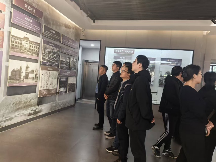 A group of people looking at a wall AI-generated content may be incorrect.